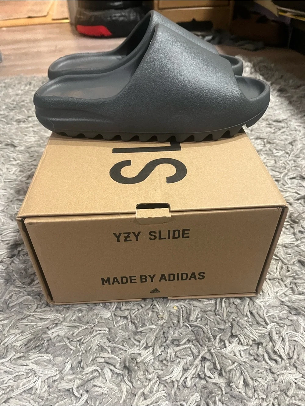 Yeezy slide size 10 granite - Picture 5 of 10
